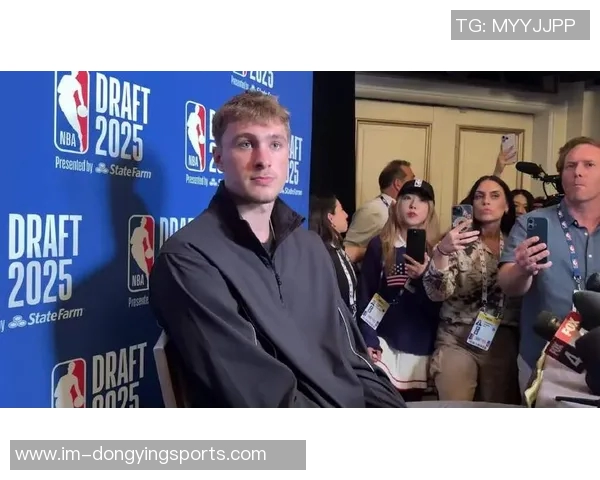 小里与拉拉维亚合影NBA商店东契奇调侃球迷买不买自己球衣